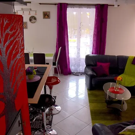 Ausfinn-apartments Red Fireplace *