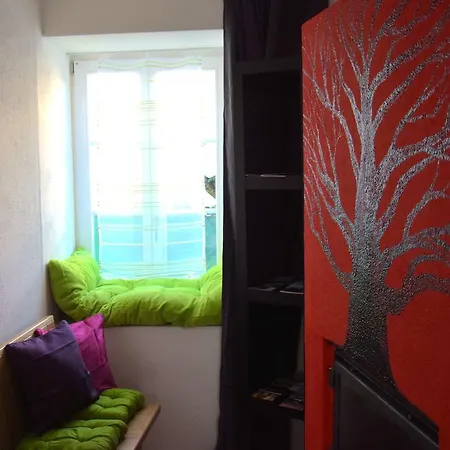 Ausfinn-apartments Red Fireplace